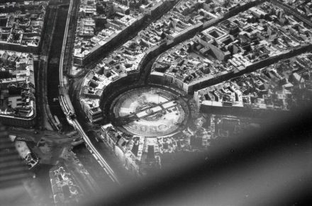 Luftaufnahme aus dem Jahr 1933: links die U-Bahn, daran anschließend das Rondell des Mehringplatzes und aus ihm hervorgehend die Friedrichstraße. Foto: Walter Mittelholzer / <a href="https://commons.wikimedia.org/"target="_blank">Wikimedia Commons</a>