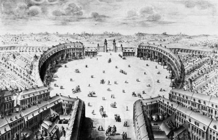 Der Mehringplatz um 1730. Blick aus Richtung der Friedrichstraße zum Halleschen Tor. Am Horizont der Höhenzug des Teltow, auf dem 200 Jahre später der Flughafen Tempelhof errichtet wurde. Bild: <a href="https://commons.wikimedia.org/"target="_blank">Wikimedia Commons</a>