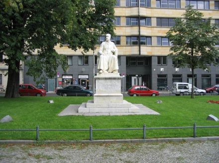 Das Denkmal für Robert Koch unweit der Charité. Foto: AlterVista / <a href="https://commons.wikimedia.org/"target="_blank">Wikimedia Commons</a>