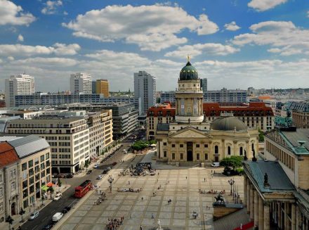 Blick vom Französischen Dom über einen Teil des Gendarmenmarktes auf den Deutschen Dom, rechts angeschnitten das Schauspielhaus, davor angeschnitten das Schiller-Denkmal. Foto: Ввласенко / <a href="https://commons.wikimedia.org/"target="_blank">Wikimedia Commons</a>