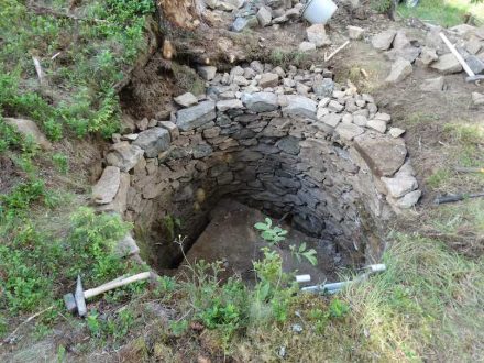 Knochenarbeit war erst das Ausräumen und dann das Sichern der Wolfsgrube im Bergwald bei Gaimberg.