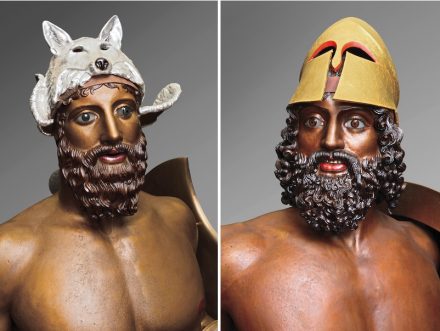 Links: Experimenteller und rekonstruierender Nachguss des Bronzekriegers Riace B, Vorderansicht Kopf. Rechts: Experimenteller und rekonstruierender Nachguss des Bronzekriegers Riace A, Vorderansicht Kopf. © Liebieghaus Skulpturensammlung, Dauerleihgabe des Museo Nazionale Archeologico Reggio Calabria, Fotos: Hans R. Goette