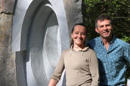 Die Initiatoren des Vereins „Kunstdünger“ und des Symposiums: Theaterfrau Christiane Ahlhelm und Bildhauer Tobel.