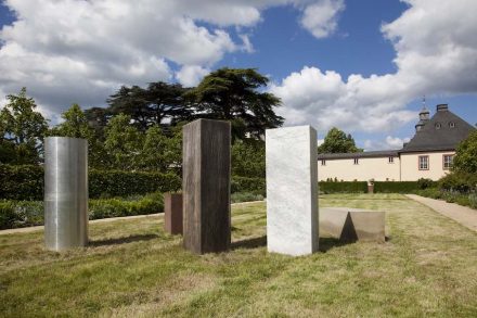 Alicja Kwade, „Wächter (Anschauungsvorstellung)“ 2013, Marmor, Eiche, Sandstein, Rosengranit, Aluminium.