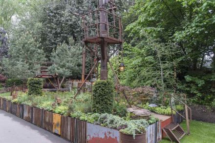 „Walker’s Forgotten Quarry Garden“ stellte Überreste eines ehemaligen Steinbruchs inmitten neuer Natur nach. Design: Graham.Bodle. Sponsor: Walkers Nurseries. Foto: RSH / Tim Sandall