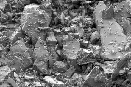 Rasterelektronenmikroskop-Aufnahme der Mikrostruktur des Feldspat-Minerals Albit vor der Kompression. Die Bildweite beträgt ungefähr 0,036 Millimeter. Bild: Stony Brook University, Lars Ehm