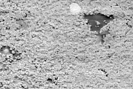 Mikrostruktur einer Albit-Probe nach der Kompression auf 46,5 Gigapascal (GPa) mit einer Rate von 35 GPa pro Sekunde. Die Bildweite beträgt ungefähr 0,007 Millimeter. Bild: Stony Brook University, Lars Ehm
