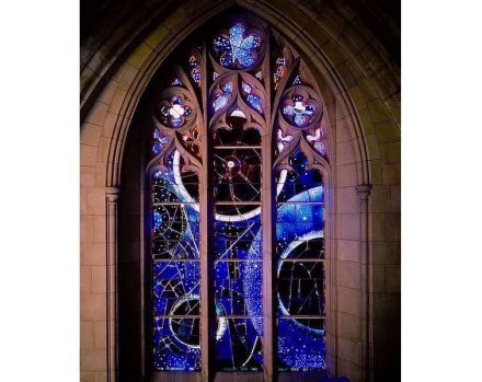 Die National Cathedral in Washington DC hat ein „Space Window“, gestaltet vom Künstler Rodney Winfield. Später kam ein Stückchen Mondgestein (7,18 Gramm) in der Mitte dazu. Foto: Nasa