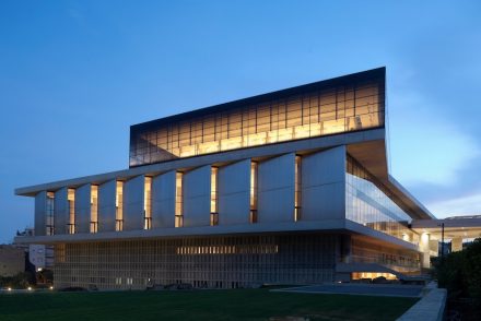 Die Ostfassade des Museums bei Nacht. Foto: Akropolismuseum / Nikos Daniidis