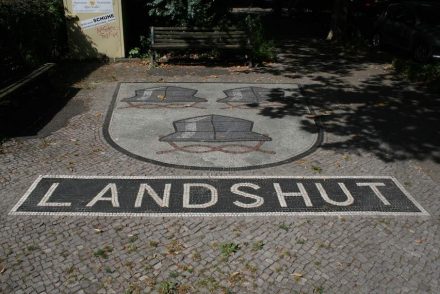 In manchen Berliner Bezirken wurde das Wappen aus Straßennamen auf den Gehweg gebracht.