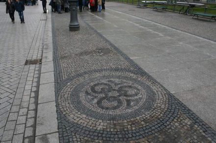 Am Pariser Platz am Brandenburger Tor findet man historisches und modernes Pflaster (links).