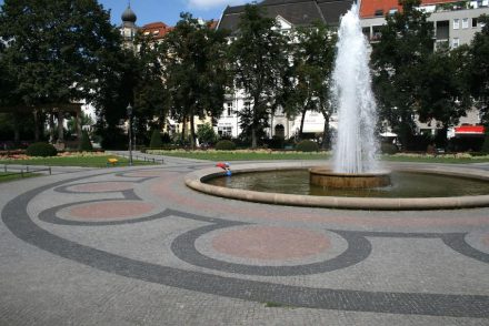 Am Victoria-Luise-Platz in Berlin-Schöneberg wurde die ehemalige Blumenrabatte um den Brunnen als Pflaster nachgestellt. Die Bürger von heute würden auf ihrem Weg zum Wasser die Pflanzen nicht mehr respektieren, so die Planer.