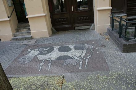 Eine Erinnerung an eine ehemalige Melkerei in einem Hinterhof in Berlin-Schöneberg.