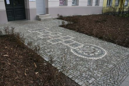 Hüpfspiel vor einem Hauseingang in Kreuzberg.