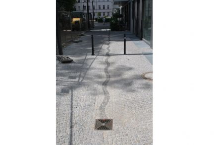 Diese Pflasterung im Berliner Bezirk Mitte macht es dem Regenwasser gewissermaßen leicht, den Weg in den Gully zu finden.