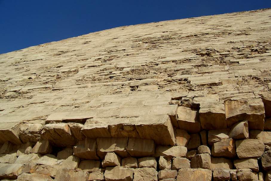 Nahaufnahme der Fassade der Knickpyramide. Foto: Lexie / <a href="https://commons.wikimedia.org/"target="_blank">Wikimedia Commons</a>