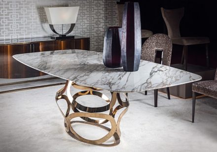 Costantini Pietro: „Icon“ table, top in Calacatta Gold marble.