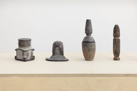 Mariana Bercecová: Objekte aus der Serie „Journey to Mars“. Basalt. Foto: Studio Flusser