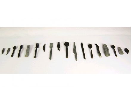 Renee Pearson: „The Next Supper?“. Objekte. Grauwacke, geschnitten.