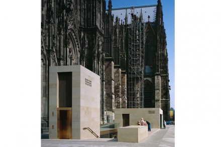Herdecker Ruhrsandstein von der Firma Grandi: Zugangsgebäude zum Kölner Dom. Foto: Dombauhütte / Matz und Schenk