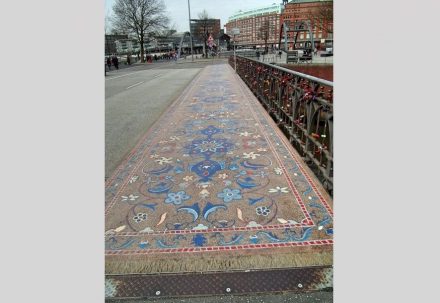 Der alte Teppich im persischen Stil auf der Wilhelminenbrücke in Hamburg. Foto: Pauli-Pirat / <a href="https://commons.wikimedia.org/"target="_blank">Wikimedia Commons</a>