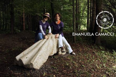 Emanuela Camacci (Rom) schuf aus Altmühltaler Auerkalkstein ein Objekt wie in Falten gelegter Stoff; „Organic Impression“ war der Titel.