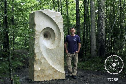 Tobel schuf eine seiner monumentalen Spiralen, die sich in den Steinblock hinein- beziehungsweise herausdrehen.