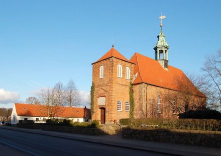 Die Schlosskirche in Ahrensburg. Foto: J. Möschler / <a href="https://commons.wikimedia.org/"target="_blank">Wikimedia Commons</a>