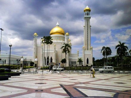 Die Sultan Omar Ali Saifuddien Moschee in Badar Seri Begawan. Foto: Kurun / <a href="https://commons.wikimedia.org/"target="_blank">Wikimedia Commons</a>