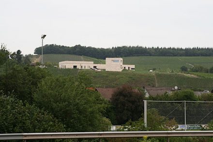 Die Manufaktur des Weinguts Van Volxem auf dem Schlossberg bei Wiltingen an der Saar. Foto: Peter Becker 