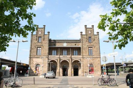 Der Bahnhof in Minden ist eines der vielen Beispiele für die Verwendung von Sandstein in der Stadt. Fotos: Peter Becker
