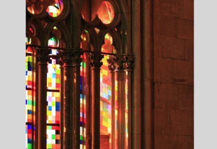 Im so genannten Richterfenster im Kölner Dom verbinden sich moderne Glaskunst nach dem Entwurf des Künstlers Gerhard Richter mit dem gotischen Maßwerk. Foto: Laura Haverkamp, Deutsche Stiftung Denkmalschutz