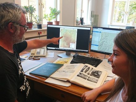 Dr. Gösta Hoffmann und Sabine Kummer von der Universität Bonn vollziehen anhand von archäologischen Publikationen den Verlauf des Eifel-Aquädukts nach. Foto: Eva Heumann-Lange