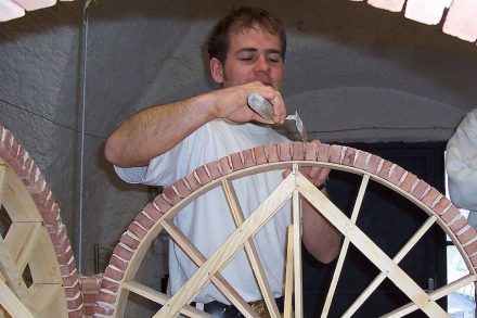 Handwerker spielen eine wichtige Rolle bei der korrekten Ausführung von Restaurierungsarbeiten. Foto: DSD