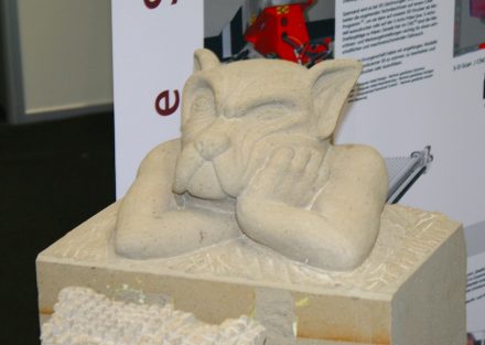 Nur gering ist die Begeisterung bei jungen Leuten für eine Ausbildung in einem Kleinstbetrieb. Skulptur der Steinmetzschule Königslutter, gezeigt auf der Stone+tec 2018.