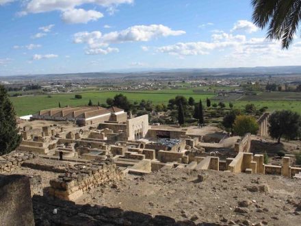 Blick über die Reste der Palaststadt Madinat al-Zahra. Im Hintergrund Córdoba.