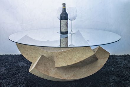 Doreth, Maximilian: Couchtisch. Postaer Sandstein, L x B x H in cm: 77,8 x 89,8 x 37.