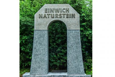 Einwich, Johannes: Eingangsportal, Kopfstück: Flossenbürger Granit, Pfeiler: Kösseine Granit, L x B x H in cm: 183 x 40 x 102,5 (Kopfstück).