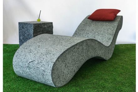 Kuchenreuther, Johannes: Gartenliege, Kösseine Granit, L x B x H in cm: 220 x 60 x 63.