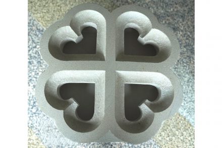 Liedtke, Jonathan: Maßwerk auf gespannter Fläche, Schönbrunner Sandstein, L x B x H in cm: 49,5 x 49,5 x 11,9.