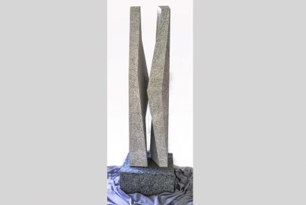 Rauch, Markus: Die Begegnung, Flossenbürger Granit, L x B x H in cm: 25,2 x 66,2 x 198,2 (ein Teilstück).