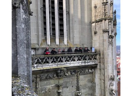 Die Kursteilnehmer bei einer der zahlreichen Exkursionen, hier zum Regensburger Dom.