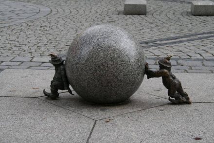 Safety must be a key issue in handling heavy loads, the Natural Stone Institute warns. Photo from a square in Wroclaw, Poland.