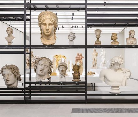 „Nah am Leben. 200 Jahre Gipsformerei“, Ausstellungsansicht, James-Simon-Galerie, 2019. Foto: Staatliche Museen zu Berlin / David von Becker