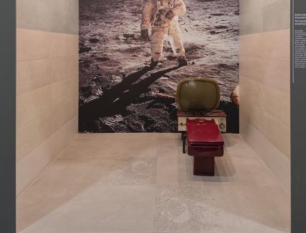Polis Ceramiche: Neil Armstrong.