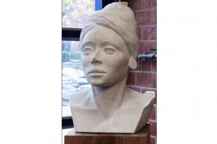 „Büste einer Frau – Nabila“ von Sophia Maucher, ausgebildet bei Elke Bader in Sigmarszell (1. Platz Seinbildhauer).