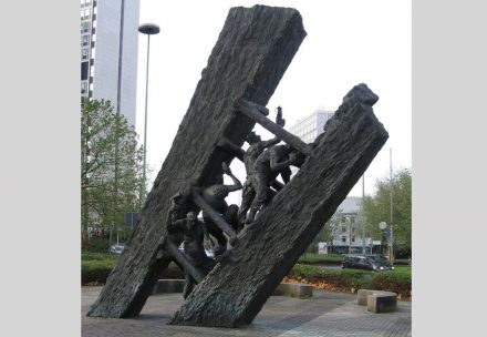 Die Skulptur „Steile Lagerung“ von Max Kratz 1989 hinter dem Hauptbahnhof in Essen will an die Mühsal der Bergleute erinnern.