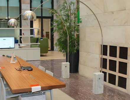 Erfolgreiches Natursteindesign muss sich daran orientieren, was der Stein kann (und was nicht): für die berühmte Stehlampe „Arco“ hat Designer Achille Castiglioni in den 1960ern das Gewicht des Steins optimal genutzt.