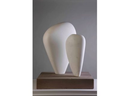 Barbara Hepworth: „Two forms”.