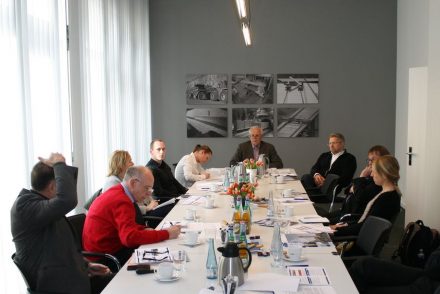 Pressegespräch „Nachhaltiges Bauen mit Naturwerksteinen“ veranstaltet von WiN=WiN Fairstone und dem Deutschen Naturstein-Verband im März 2017. Heinecke Werner in der Mitte.